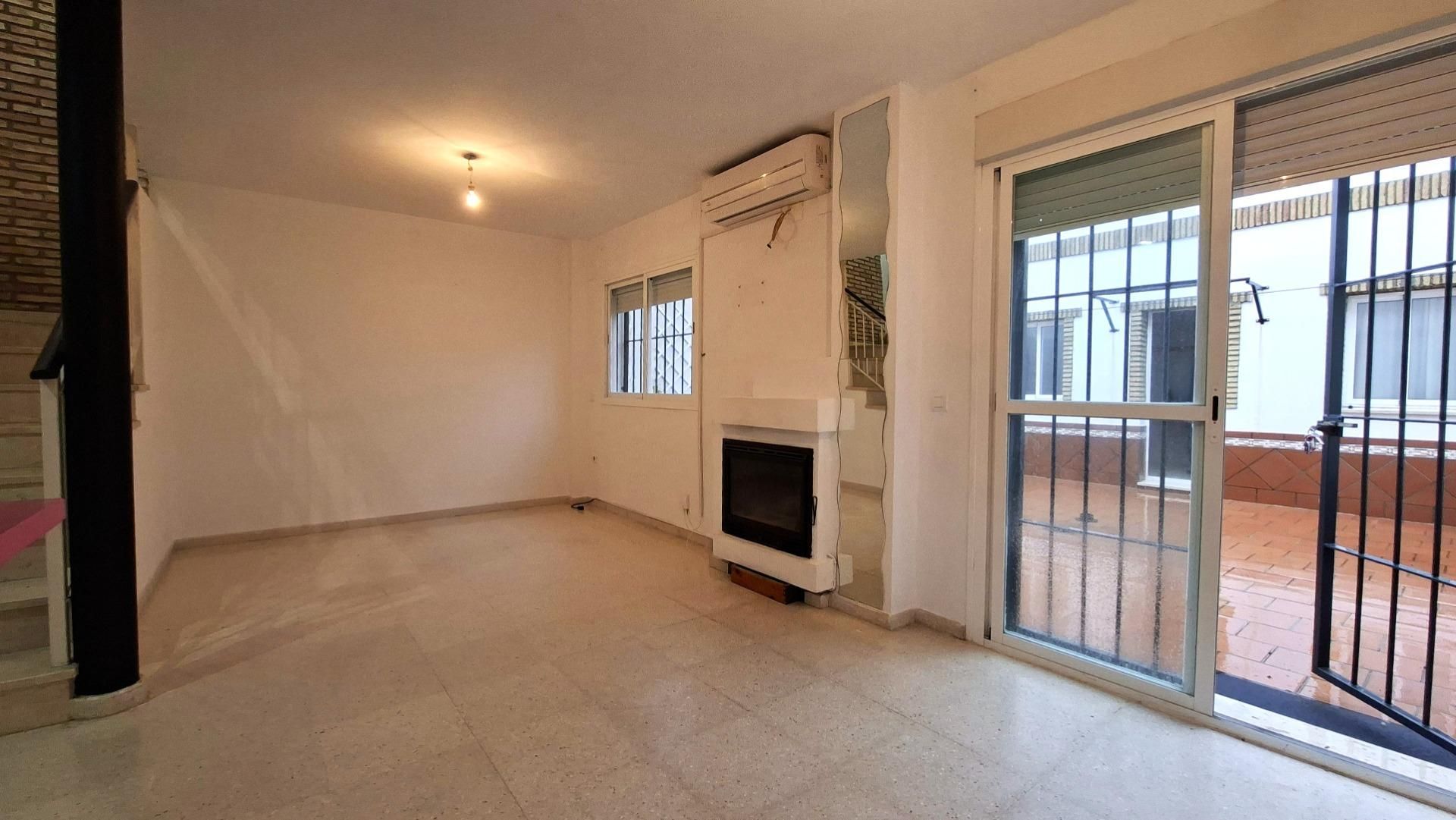 Living room of Single-family semi-detached for sale in Umbrete  with Air Conditioner and Storage room