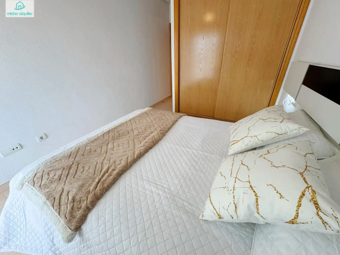Habitación de Apartamento de alquiler en El Campello con Aire acondicionado, Jardín privado y Terraza