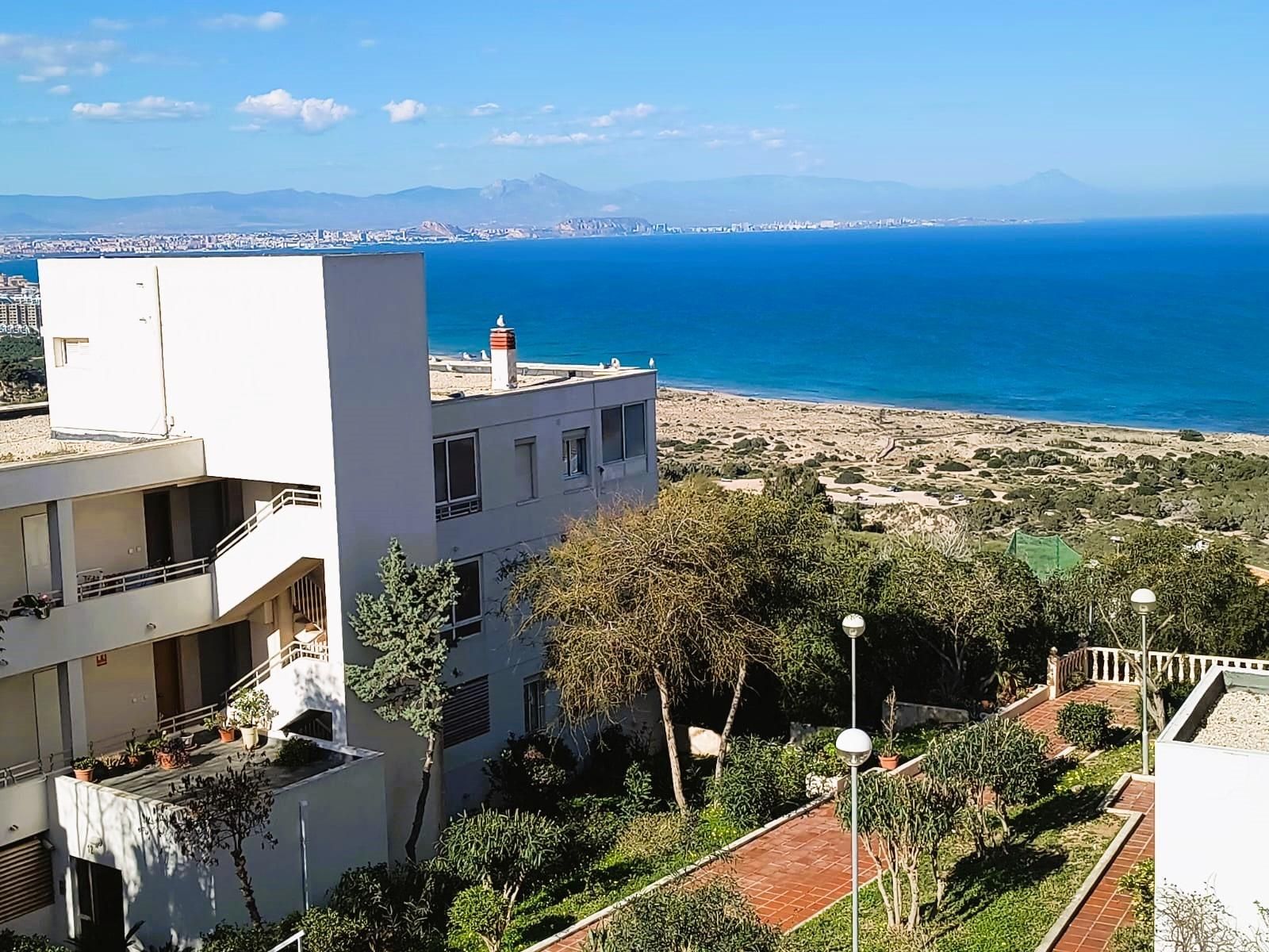 Vista exterior de Apartamento de alquiler en Santa Pola con Jardín privado, Amueblado y Piscina comunitaria