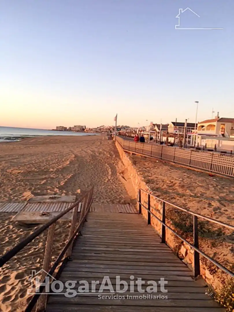 Vista exterior de Casa adosada en venda en Torrevieja amb Aire condicionat, Calefacció i Jardí privat