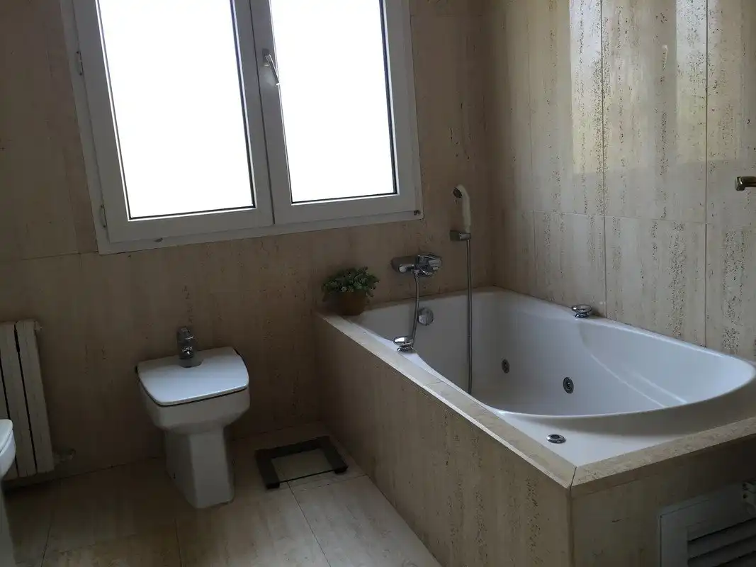 Bany de Casa o xalet en venda en Elche / Elx amb Jardí privat, Terrassa i Piscina