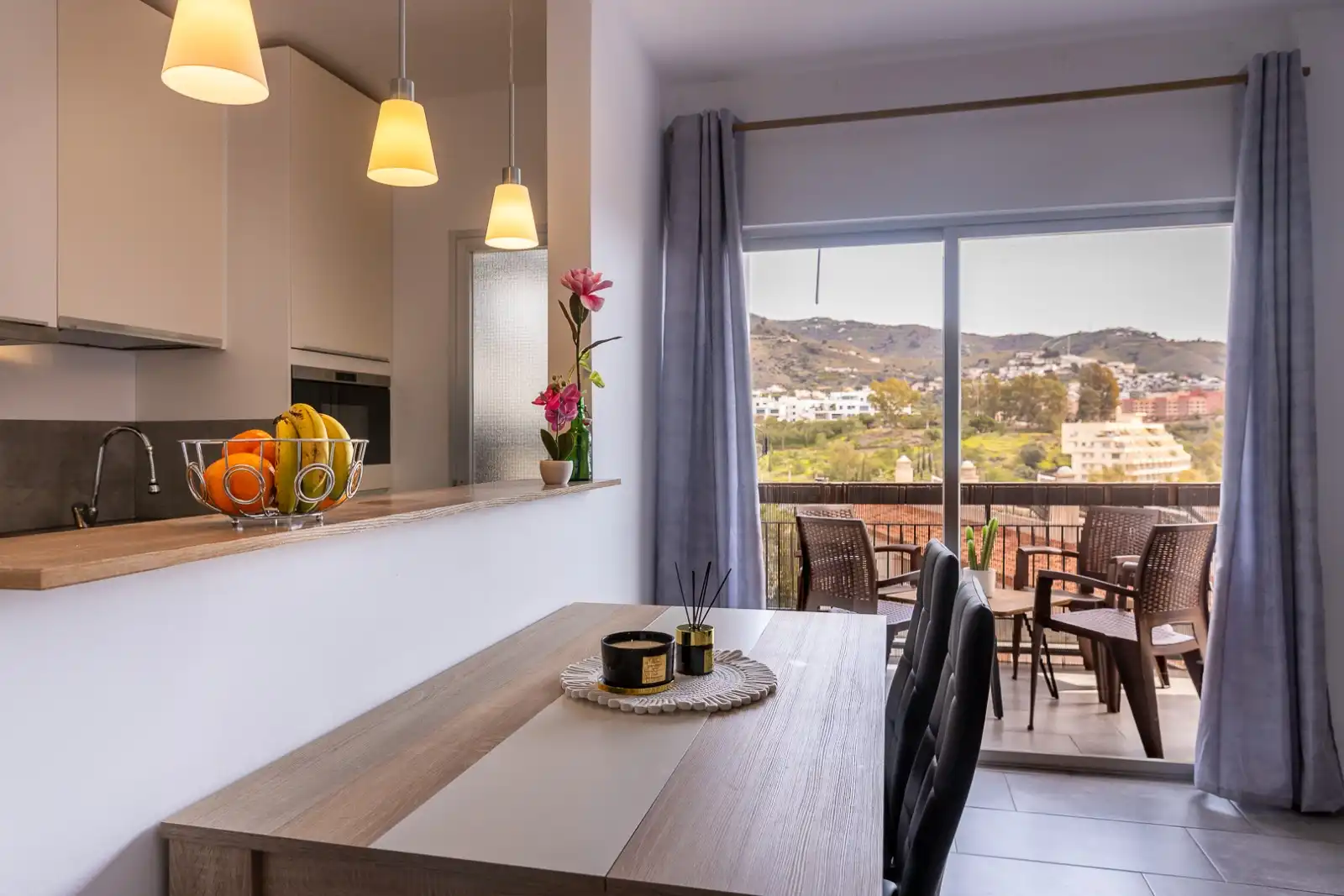 Menjador de Apartament en venda en Almuñécar amb Aire condicionat, Terrassa i Moblat
