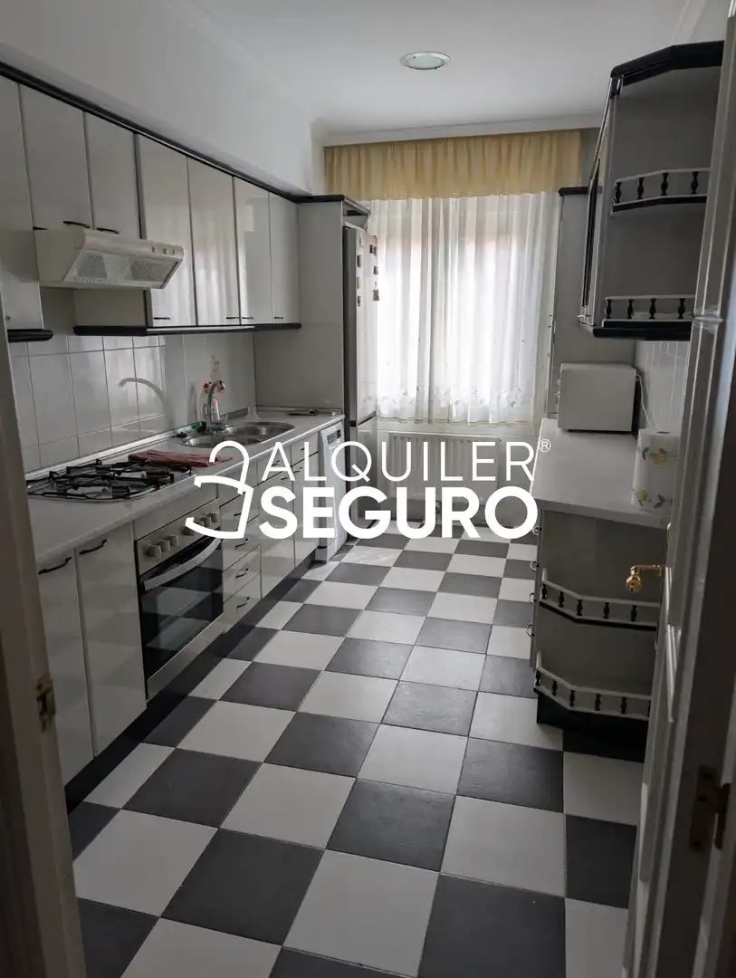 Cuina de Pis de lloguer en Cuenca amb Calefacció, Terrassa i Traster