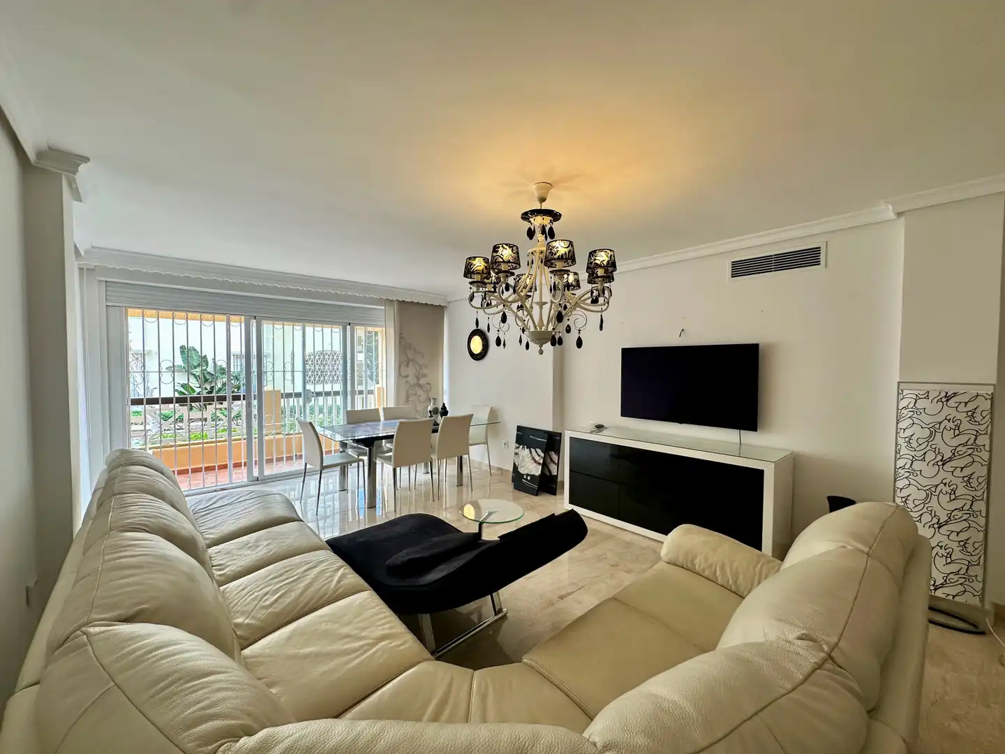 Sala d'estar de Planta baixa de lloguer en Marbella amb Aire condicionat, Calefacció i Piscina