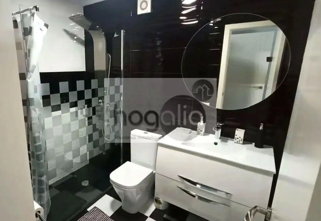 Bathroom of Flat for rent in Sevilla  with Air Conditioner, Furnished and Community pool
