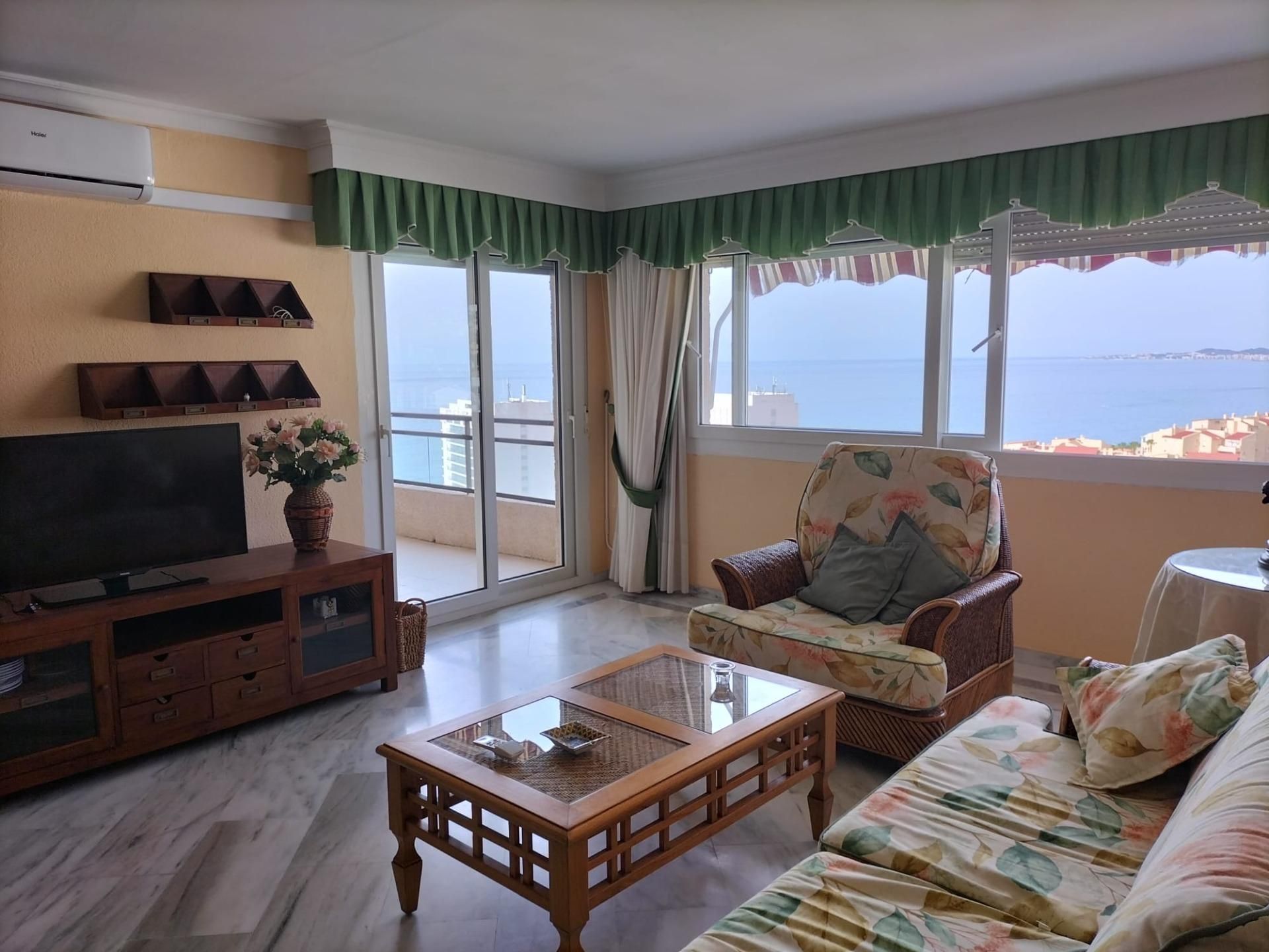 Sala d'estar de Pis de lloguer en Benalmádena amb Aire condicionat, Terrassa i Balcó