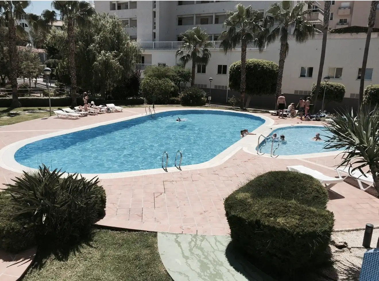 Piscina de Piso de alquiler en L'Alfàs del Pi con Aire acondicionado, Jardín privado y Terraza