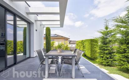 Terrace of House or chalet for sale in Rubí  with Air Conditioner, Heating and Private garden
