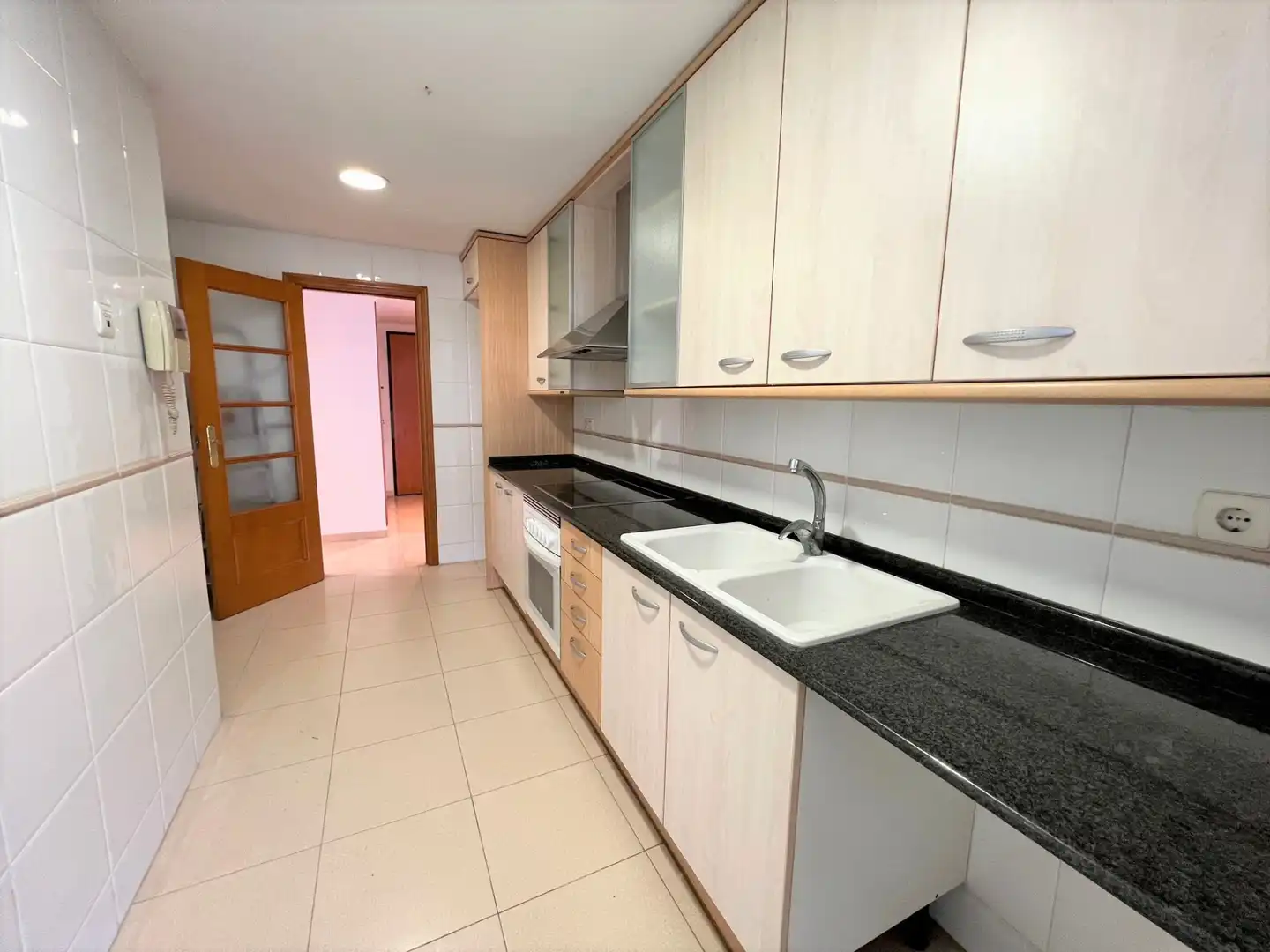 Kitchen of Flat for rent in Valencia  with Air Conditioner, Oven and Washing machine