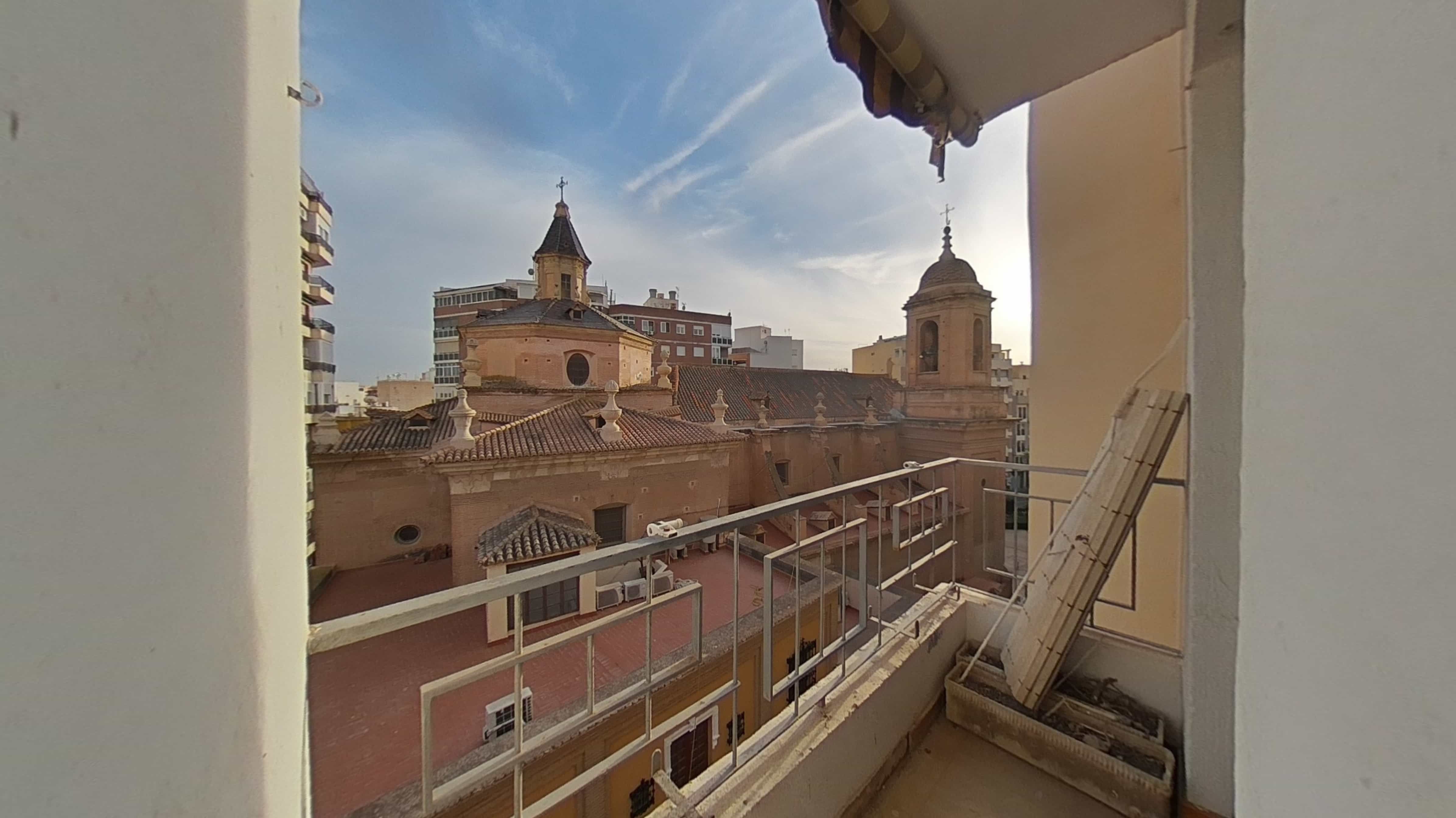 Vista exterior de Pis en venda en  Almería Capital amb Balcó