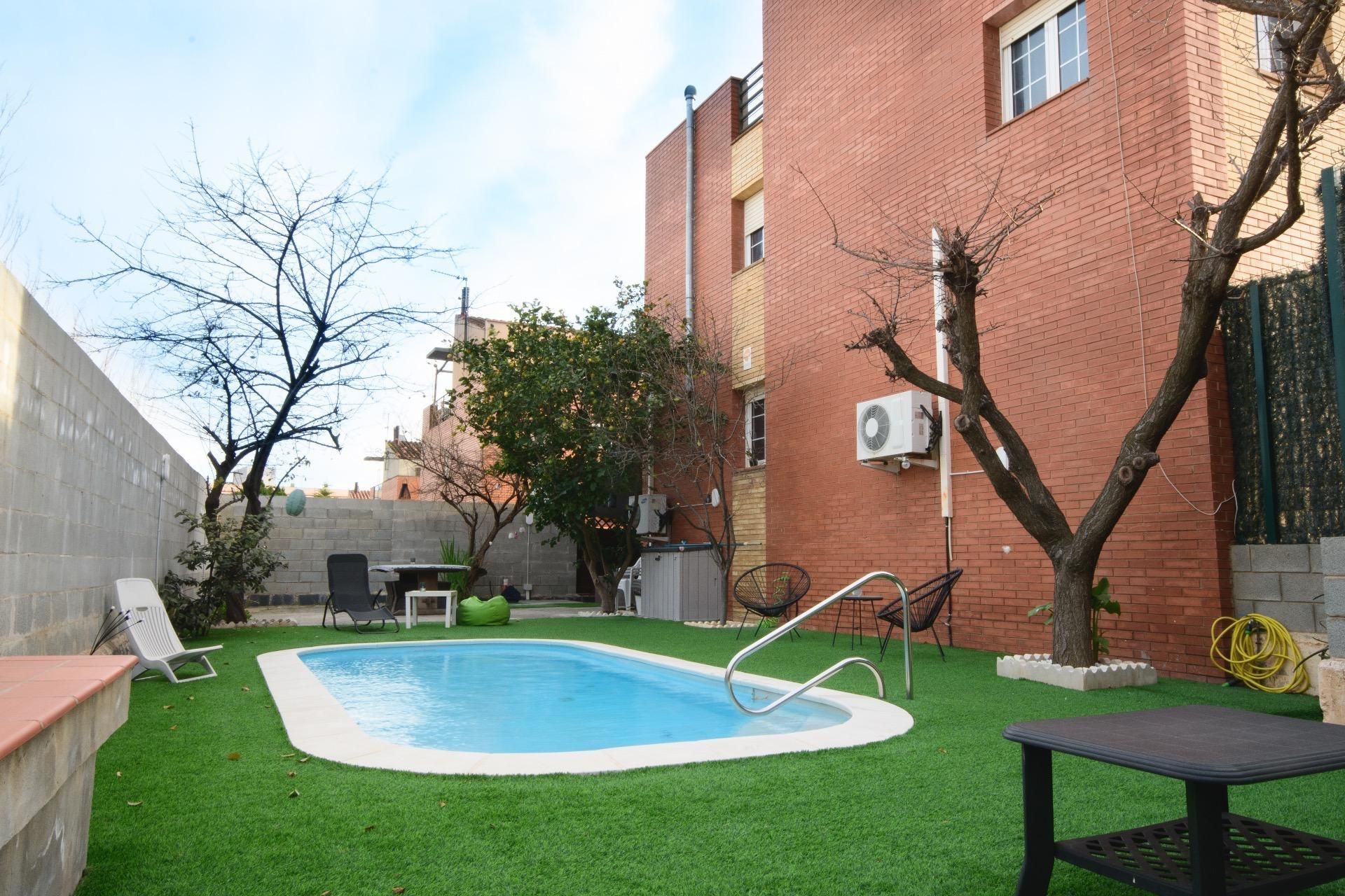 Swimming pool of Single-family semi-detached for sale in Viladecans  with Air Conditioner, Heating and Private garden