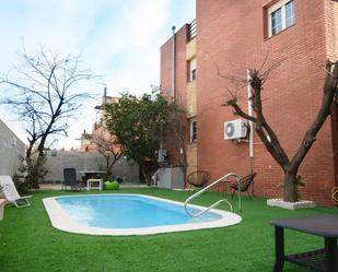 Piscina de Casa adosada en venda en Viladecans amb Aire condicionat, Calefacció i Jardí privat