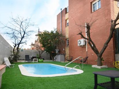 Piscina de Casa adosada en venda en Viladecans amb Aire condicionat, Calefacció i Jardí privat