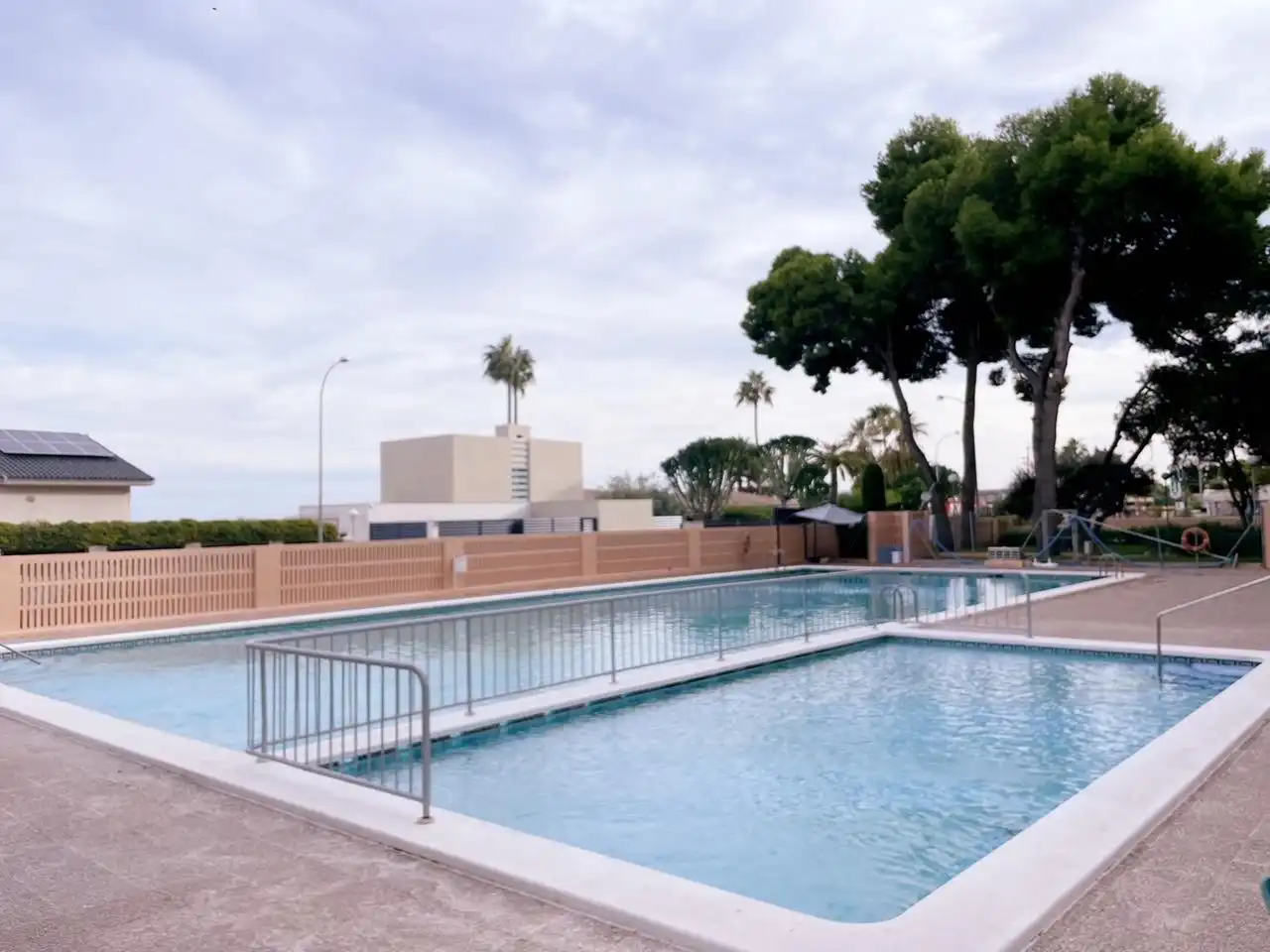 Piscina de Apartamento de alquiler en Benicasim / Benicàssim con Jardín privado, Terraza y Amueblado