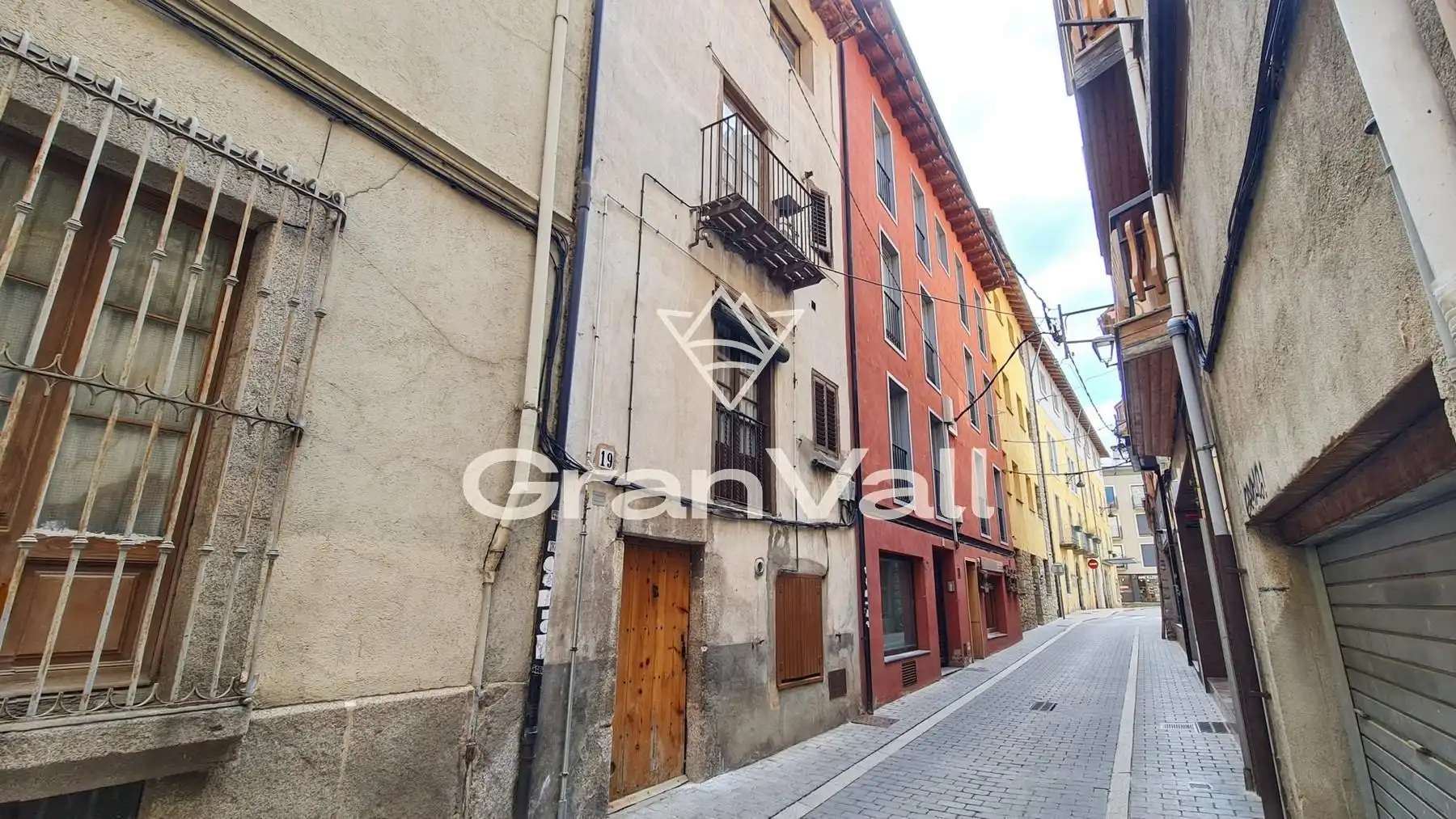 Vista exterior de Edifici en venda en Puigcerdà