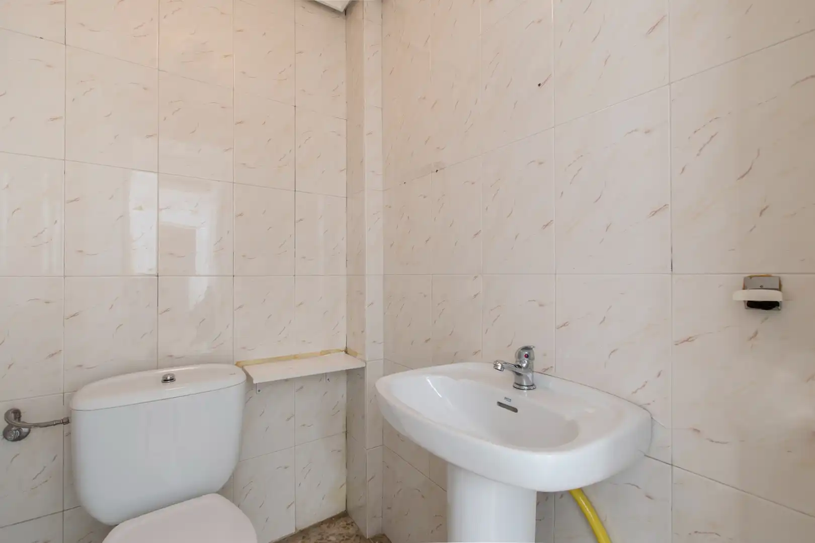 Baño de Local en venta en Madrid con Aire acondicionado