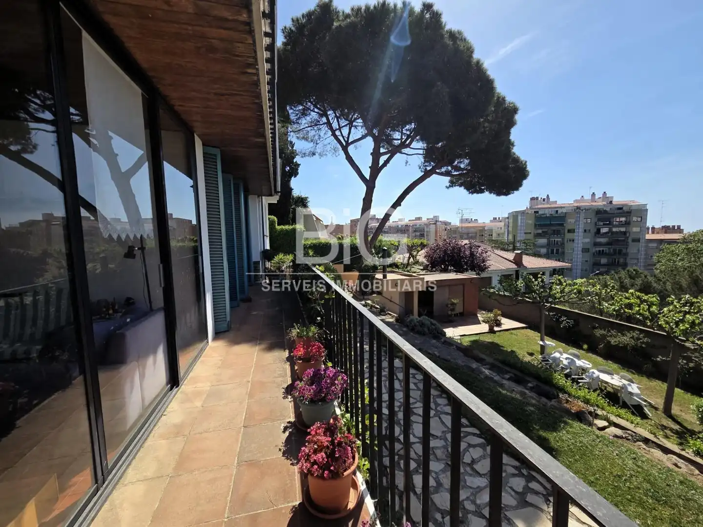 Vista exterior de Casa o xalet en venda en Mataró amb Calefacció, Jardí privat i Terrassa