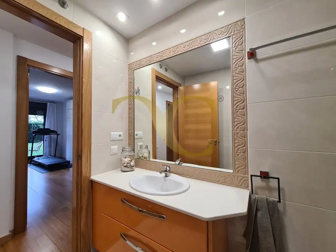 Badezimmer von Wohnung zum Verkauf in Oviedo  mit Heizung, Privatgarten und Terrasse