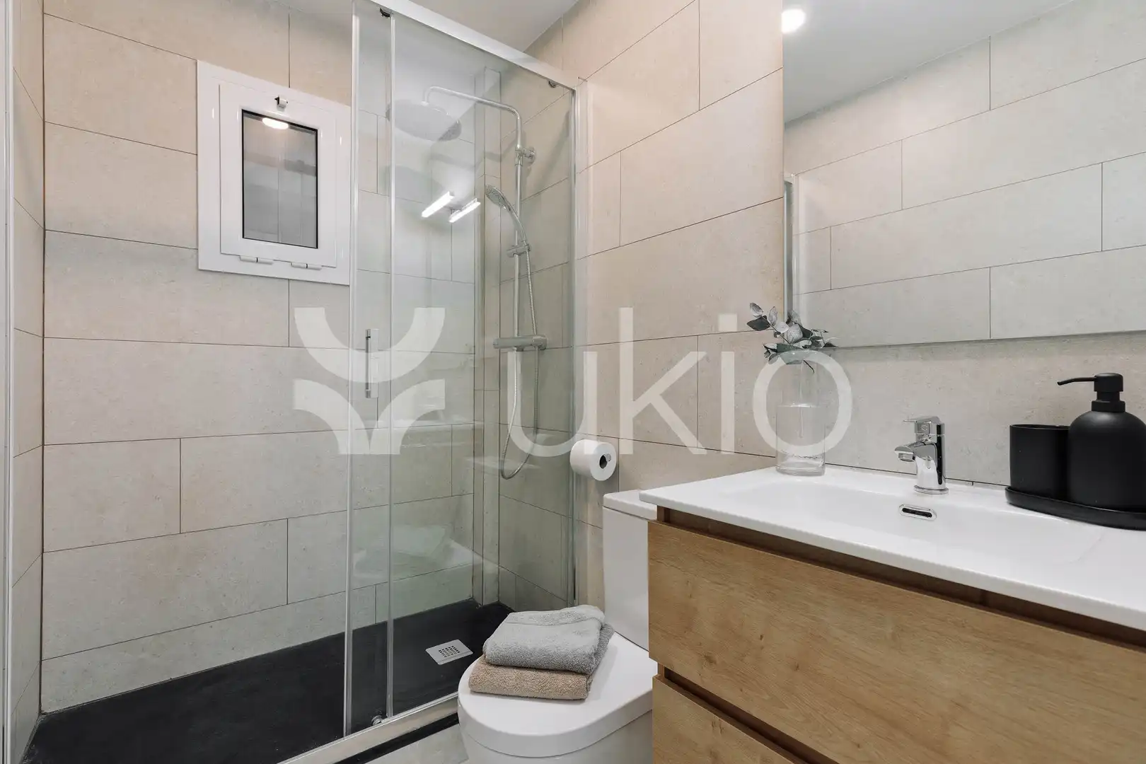 Baño de Apartamento de alquiler en Barcelona con Aire acondicionado, Calefacción y Amueblado