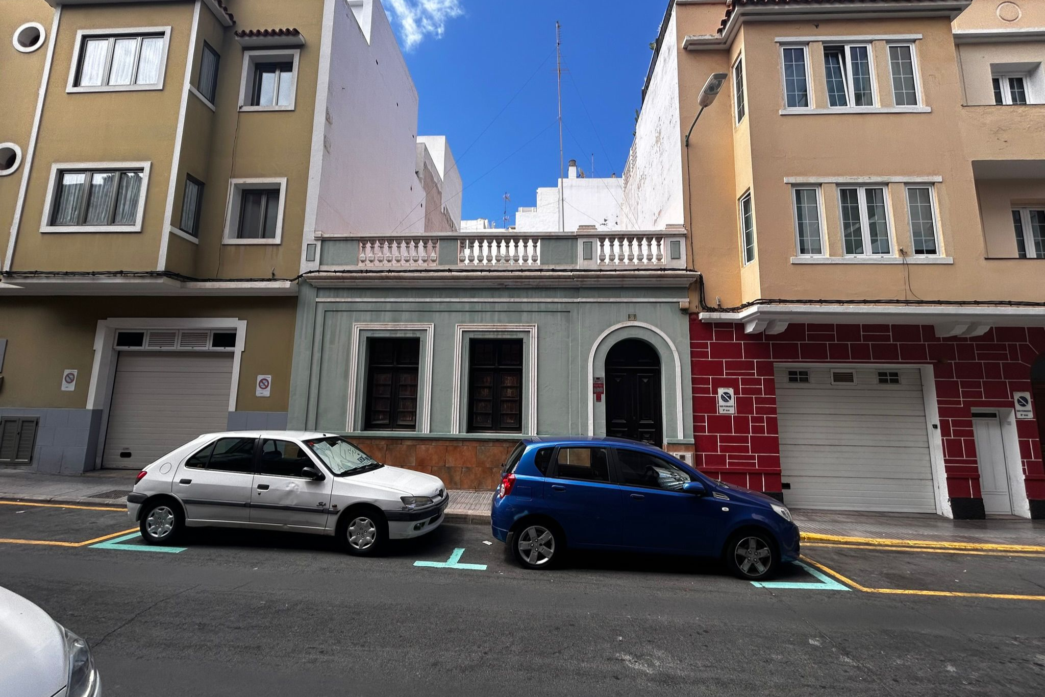 Vista exterior de Casa adosada en venda en Las Palmas de Gran Canaria amb Terrassa i Traster