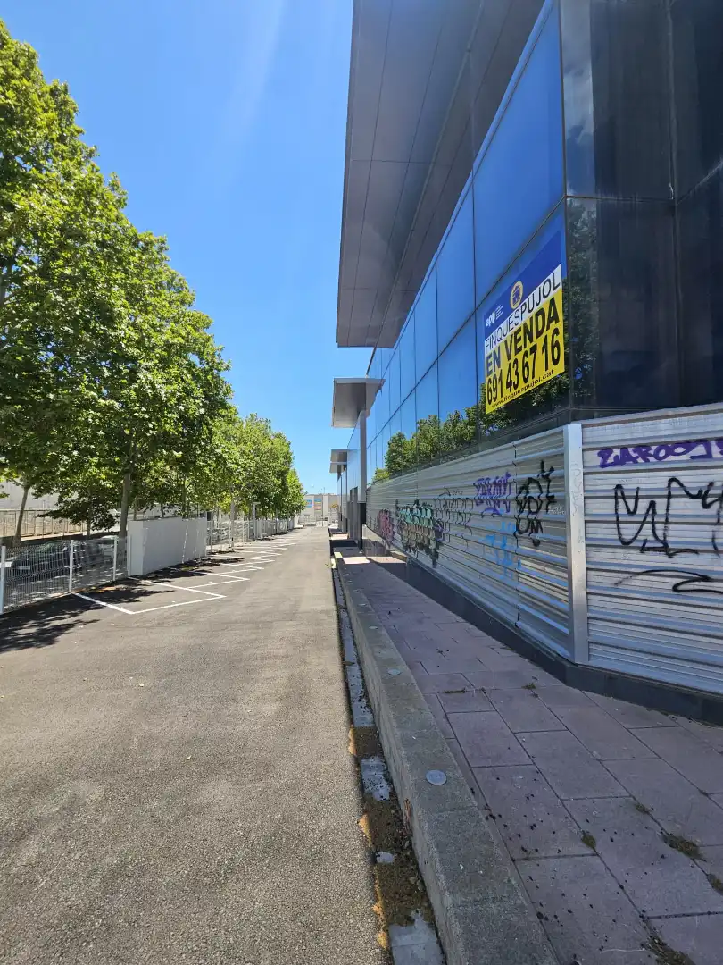 Außenansicht von Fabrikhallen zum Verkauf in Vilanova i la Geltrú