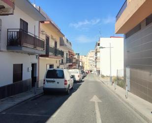 Vista exterior de Casa o xalet en venda en Mairena del Aljarafe amb Jardí privat i Terrassa