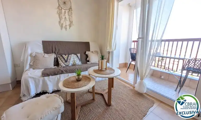 Sala d'estar de Estudi en venda en Empuriabrava amb Moblat, Microones i Balcó