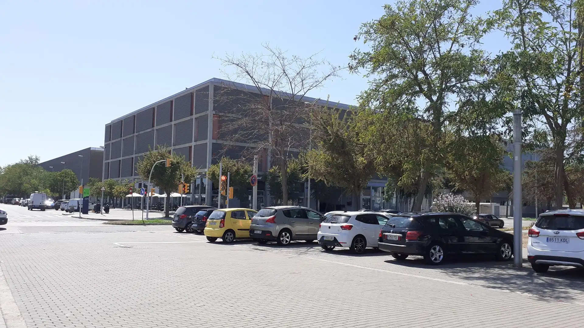Außenansicht von Fabrikhallen zur Miete in L'Hospitalet de Llobregat