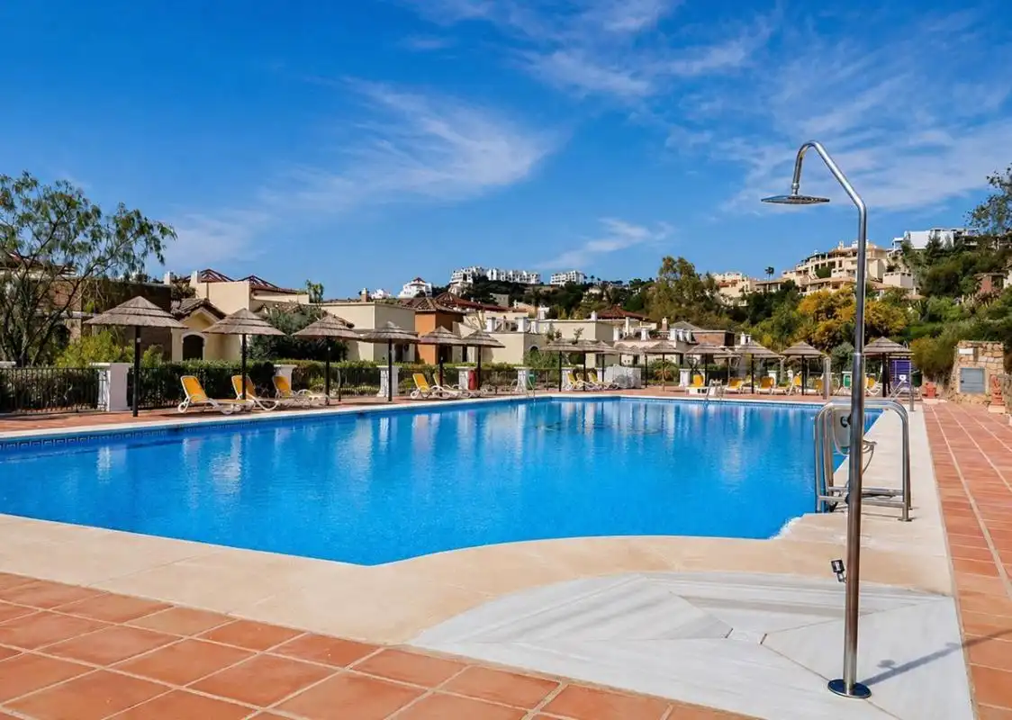 Piscina de Pis en venda en Benahavís amb Aire condicionat, Calefacció i Jardí privat