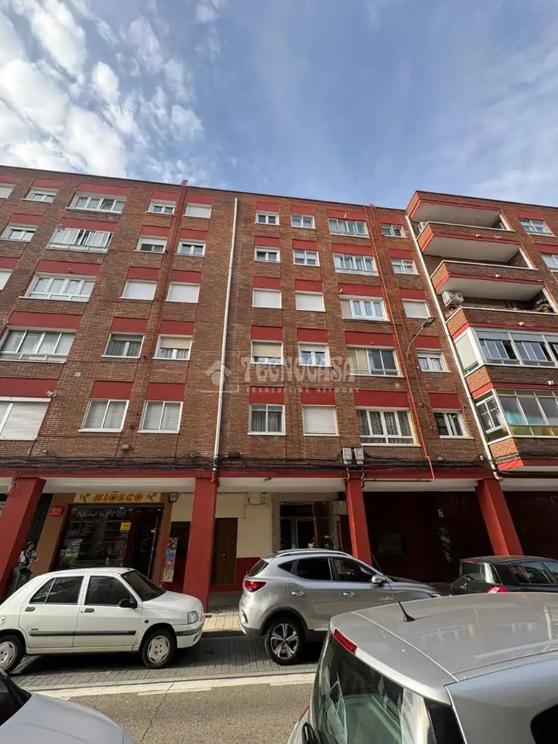 Vista exterior de Piso en venta en Valladolid con Balcón
