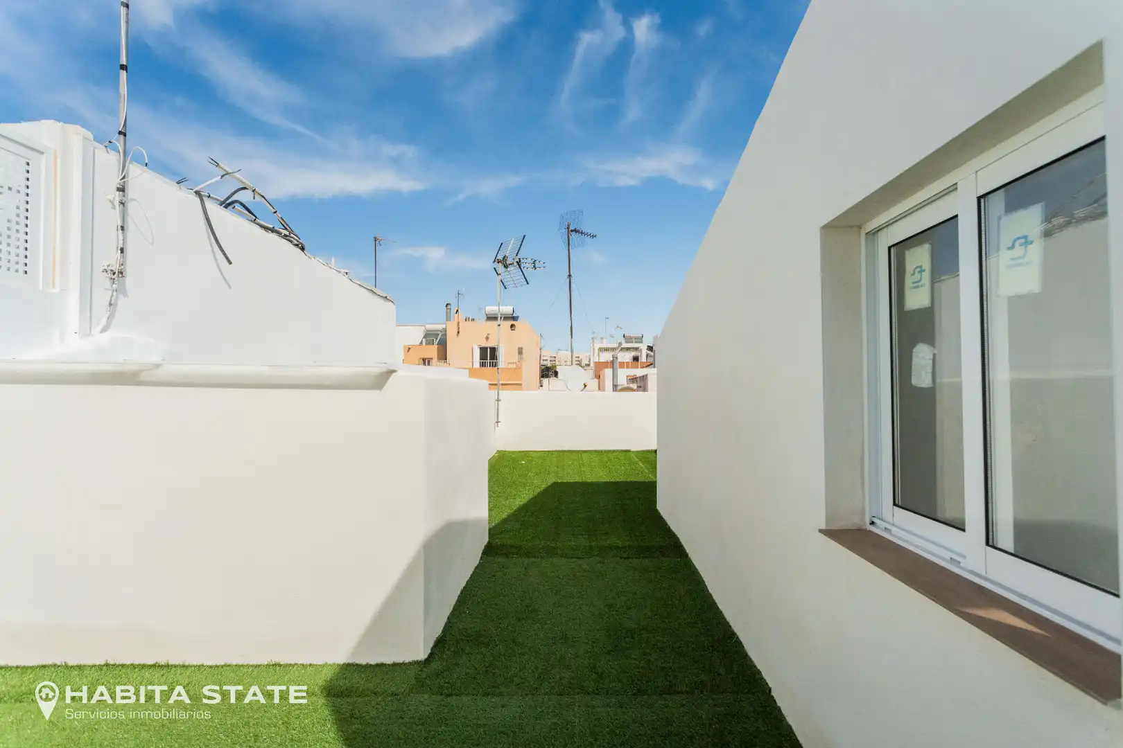 Vista exterior de Casa o xalet en venda en Almería amb Terrassa i Traster
