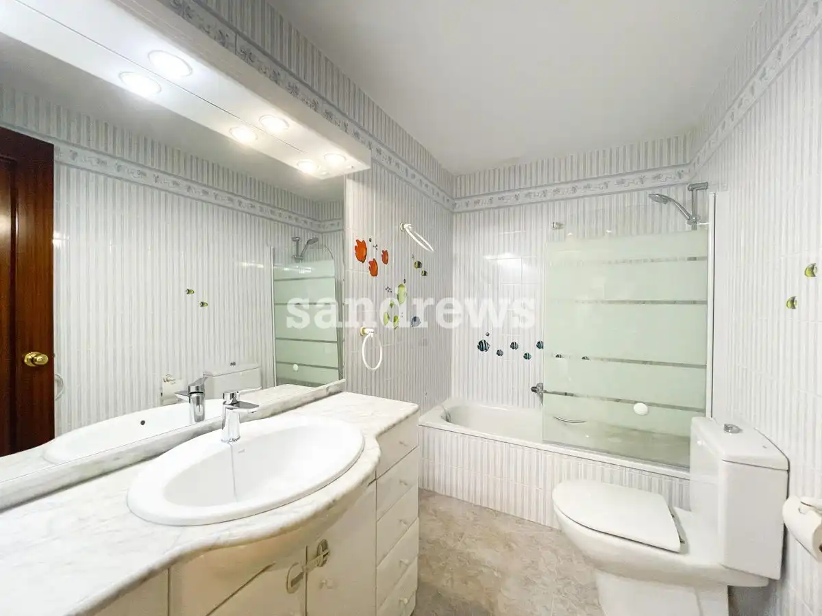 Bathroom of Flat for sale in Figueres  with Air Conditioner, Heating and Terrace