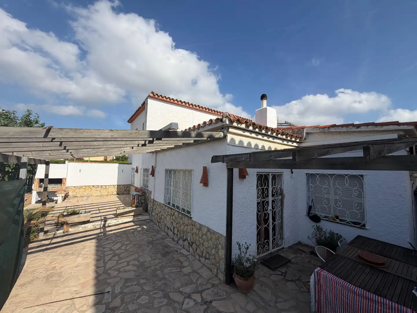 Vista exterior de Casa o xalet en venda en Mont-roig del Camp amb Aire condicionat, Calefacció i Jardí privat
