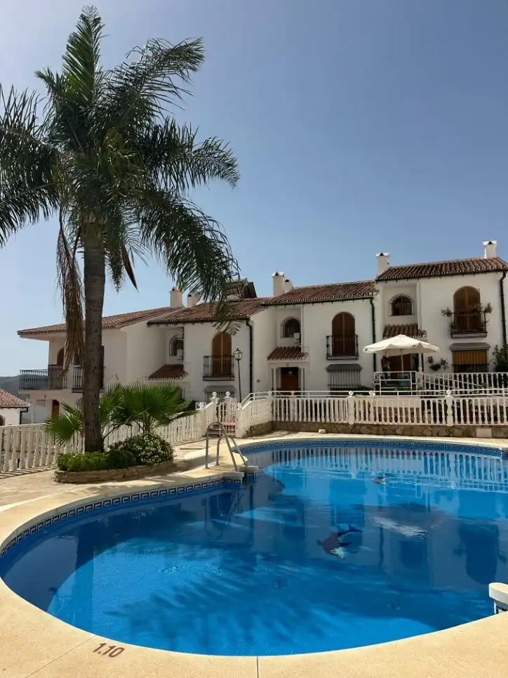Vista exterior de Dúplex en venda en Álora amb Aire condicionat, Terrassa i Piscina