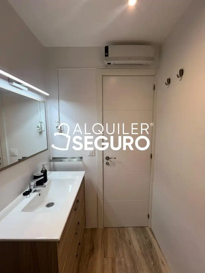 Baño de Piso de alquiler en Madrid con Aire acondicionado, Calefacción y Amueblado