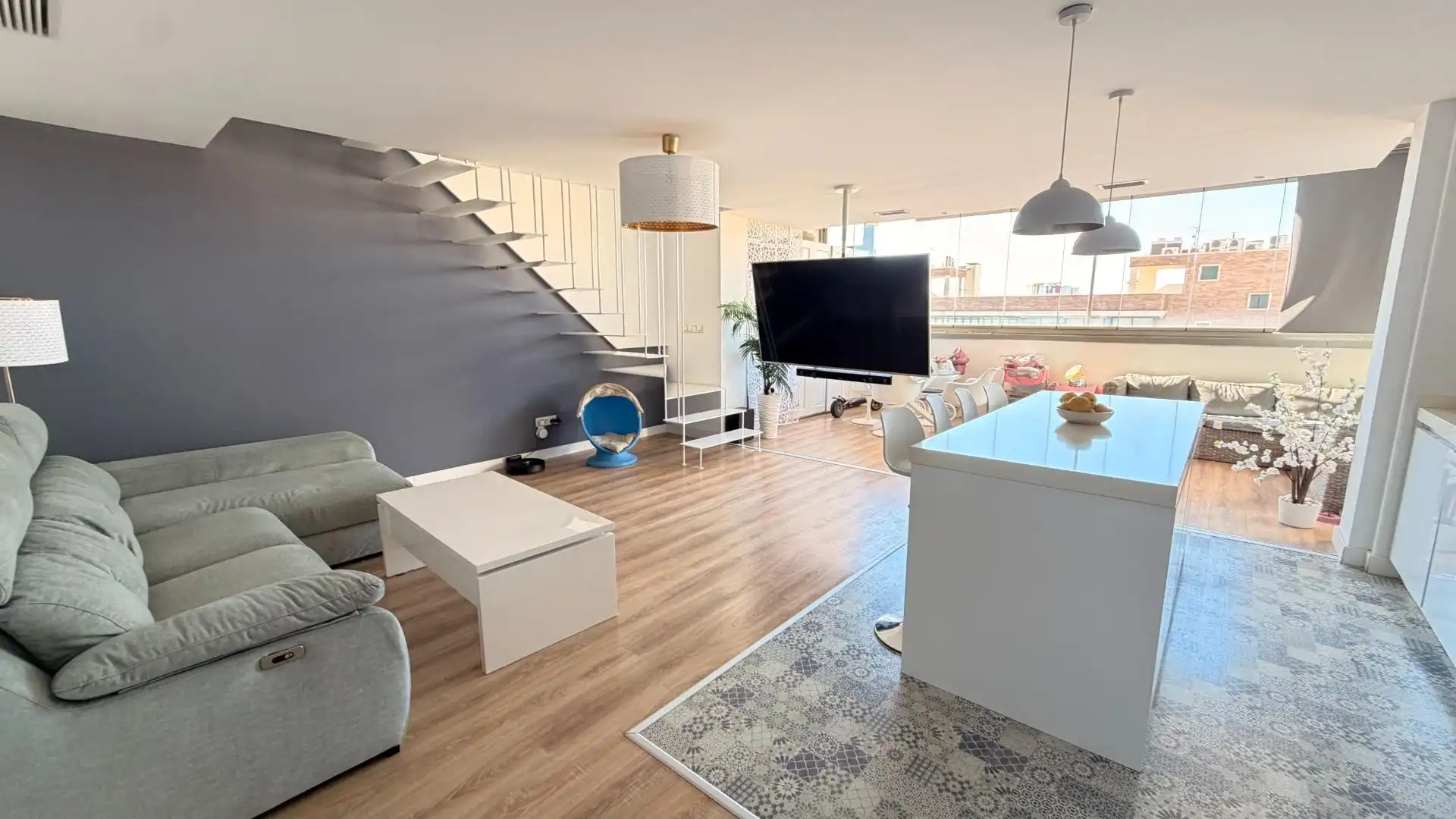 Wohnzimmer von Dachboden zum Verkauf in Elche / Elx mit Heizung, Terrasse und Abstellraum