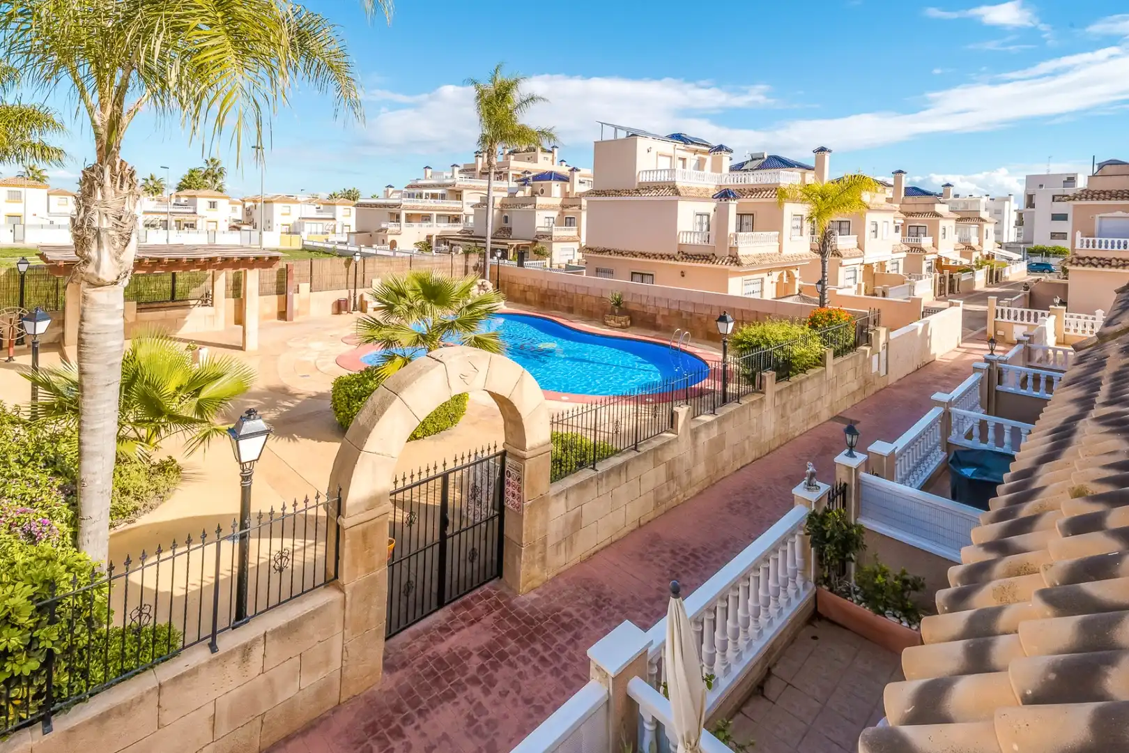 Vista exterior de Casa adosada en venda en Orihuela amb Aire condicionat, Terrassa i Traster