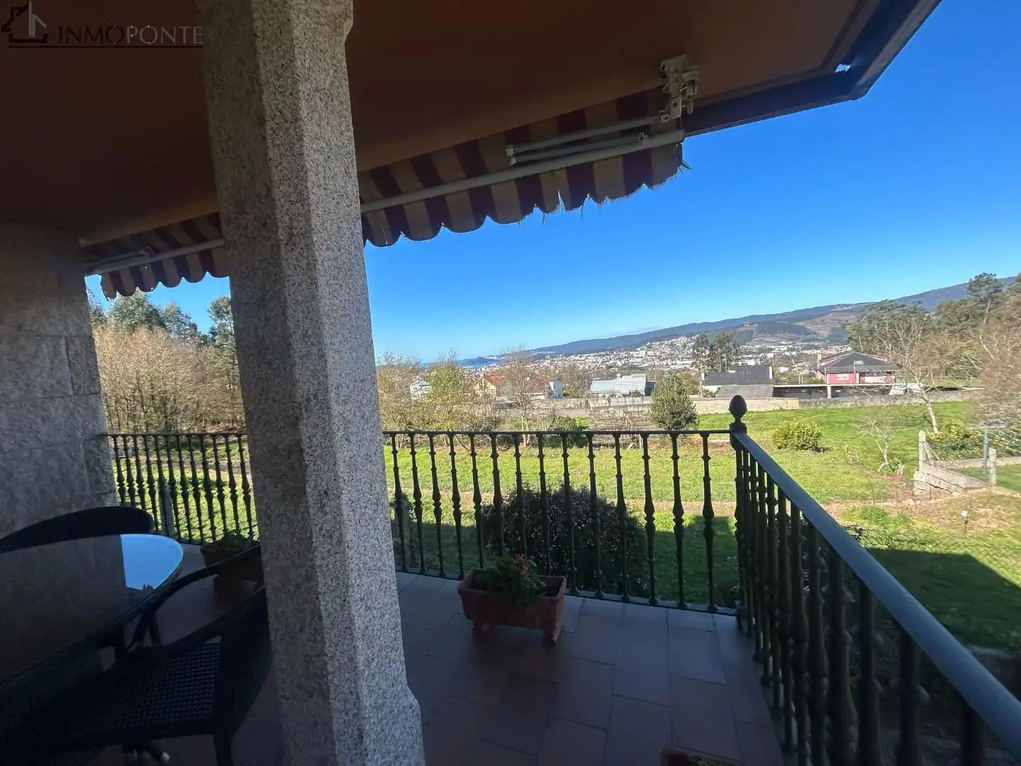 Vista exterior de Casa o xalet en venda en Pontevedra Capital  amb Calefacció, Jardí privat i Terrassa