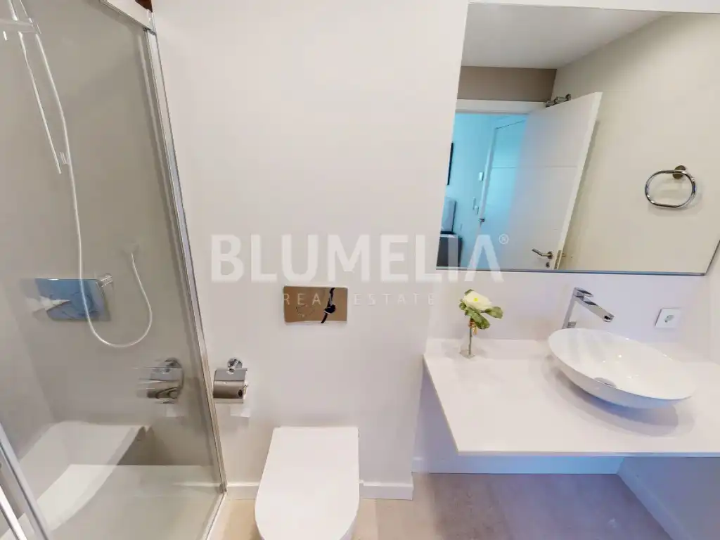 Badezimmer von Dachboden zum Verkauf in Oliva mit Klimaanlage, Heizung und Privatgarten
