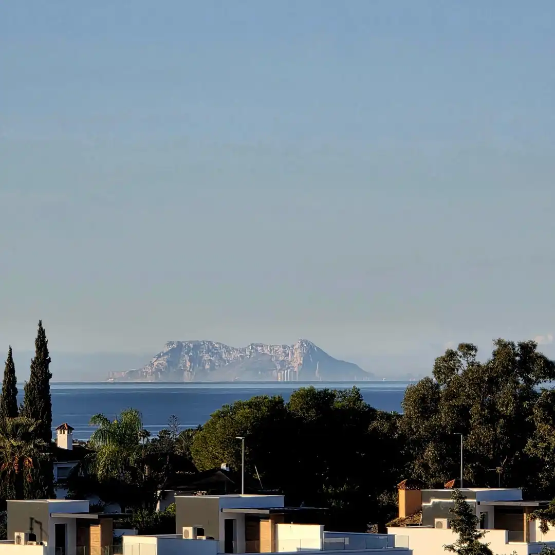Vista exterior de Casa adosada en venda en Estepona amb Aire condicionat, Jardí privat i Terrassa