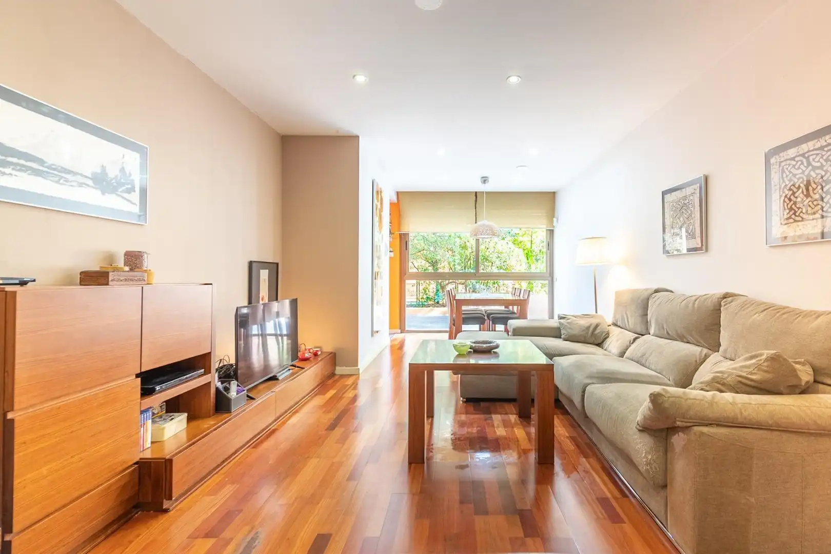 Sala de estar de Planta baja en venta en  Barcelona Capital con Aire acondicionado, Jardín privado y Piscina comunitaria