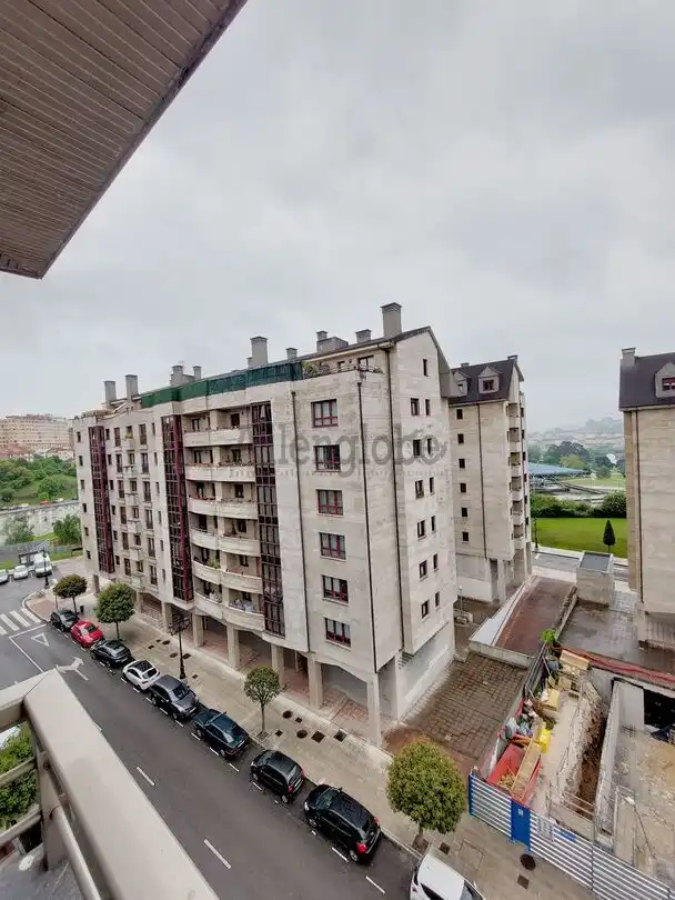 Vista exterior de Piso de alquiler en Oviedo  con Calefacción