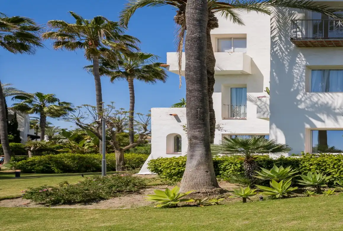 Außenansicht von Erdgeschoss zum Verkauf in Estepona mit Klimaanlage, Heizung und Parkett
