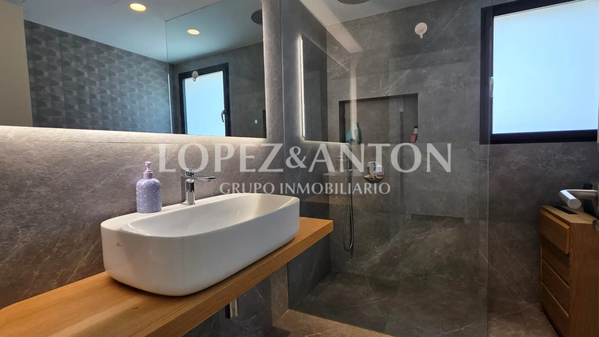 Bathroom of Houses for sale in L'Eliana  with Air Conditioner, Heating and Private garden