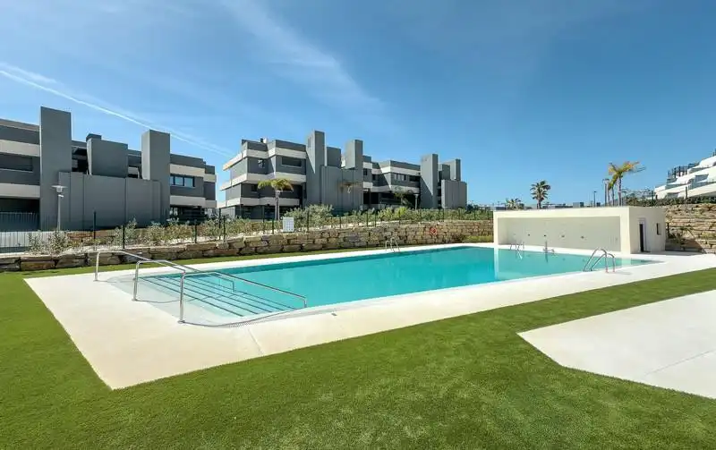 Piscina de Planta baja de alquiler en Estepona con Aire acondicionado, Calefacción y Terraza
