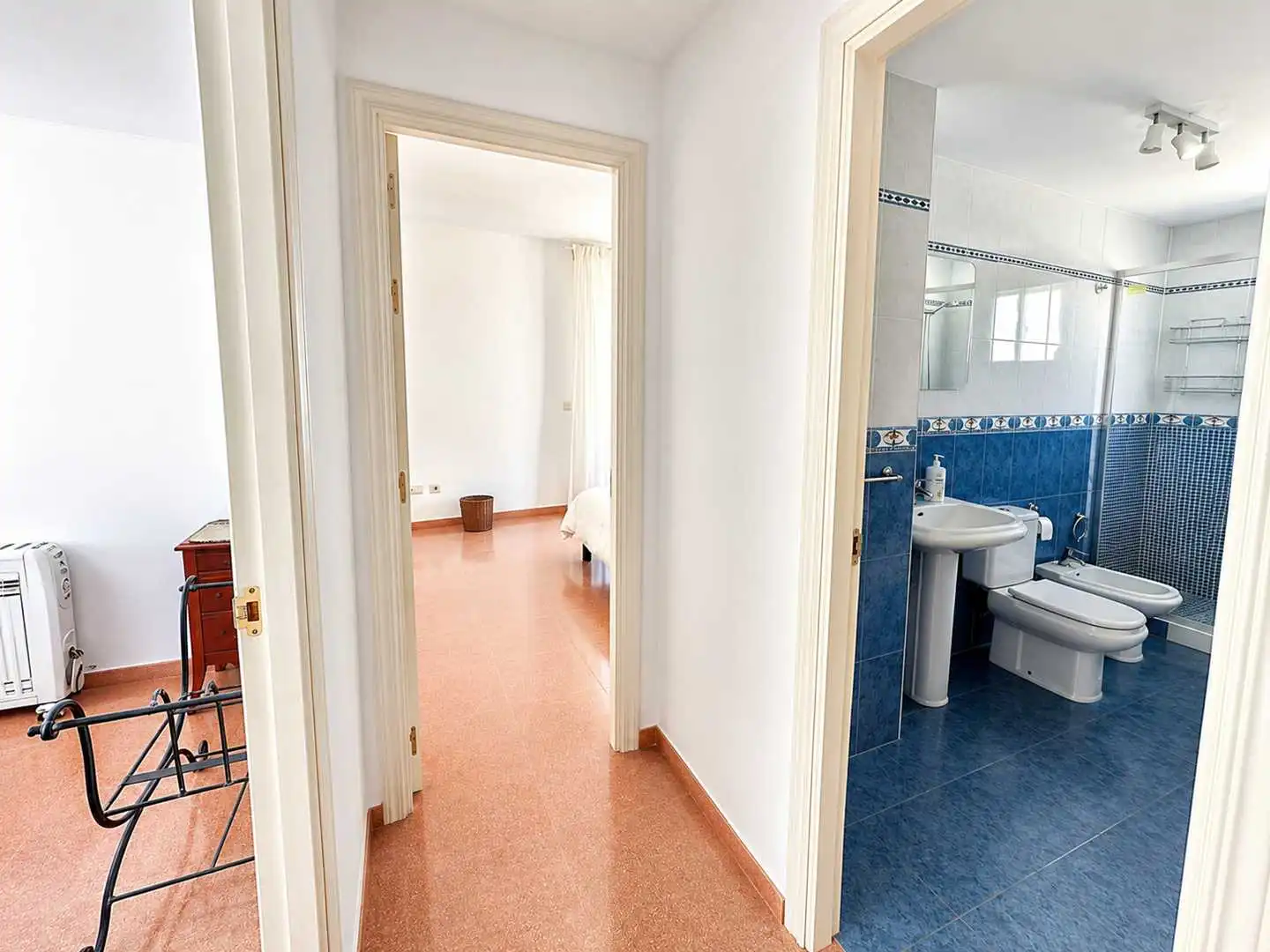 Badezimmer von Dachboden zur Miete in Manilva mit Klimaanlage, Terrasse und Möbliert