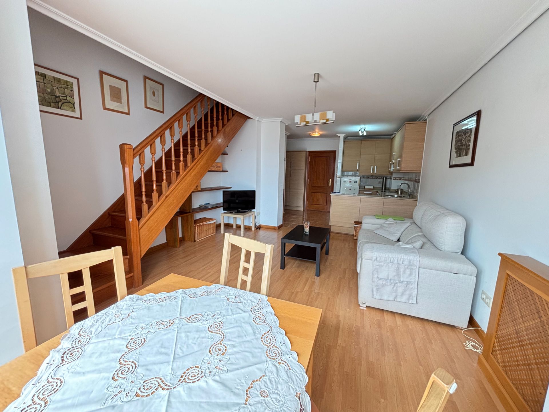 Sala d'estar de Dúplex en venda en Suances amb Calefacció, Parquet i Moblat