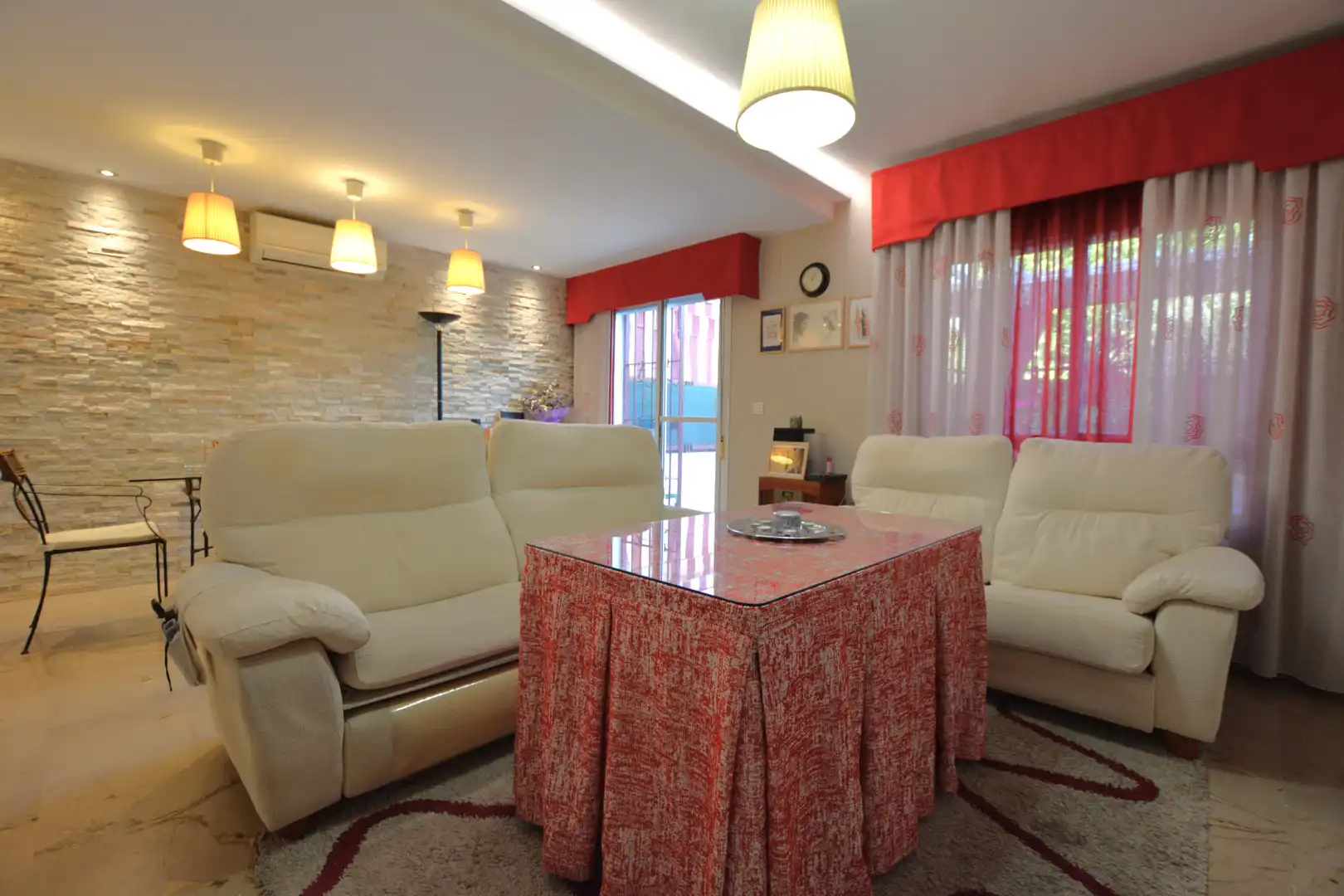 Sala d'estar de Casa adosada en venda en Bormujos amb Aire condicionat, Calefacció i Terrassa