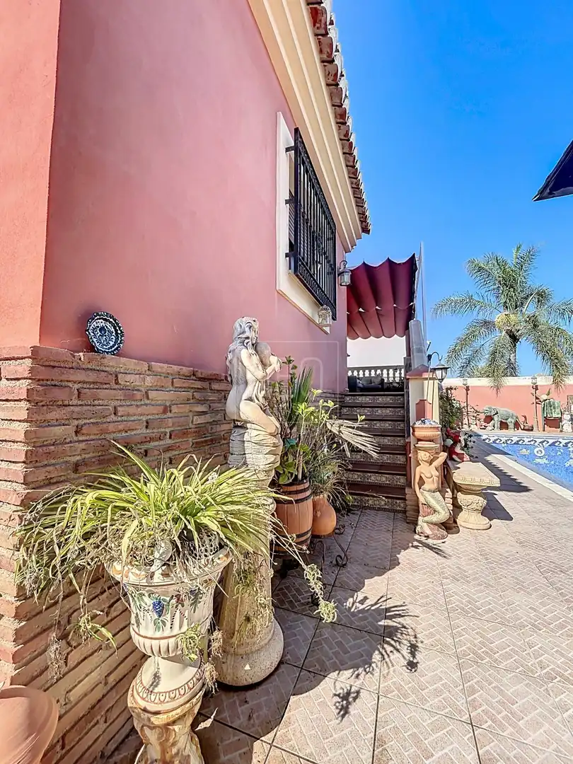 Vista exterior de Casa o xalet en venda en Motril amb Aire condicionat, Jardí privat i Terrassa