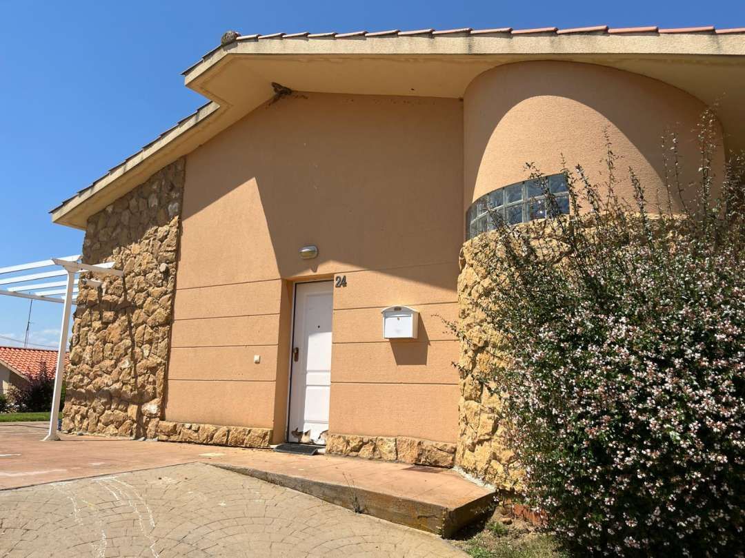Vista exterior de Casa adosada en venda en Valverde de la Virgen amb Calefacció